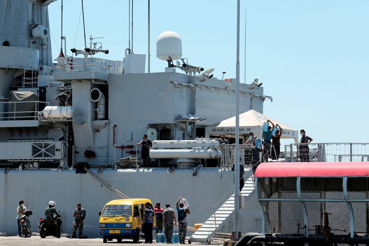 Personal de la Armada de Indonesia carga suministros en un buque de la Armada KRI Karel Satsuitubun para participar en la búsqueda del submarino KRI Nanggala que desapareció durante un ejercicio naval, en el puerto de Tanjungwangi, Java Oriental, Indonesia, 22 de abril de 2021. EFE / EPA / ASLAM IQBAL