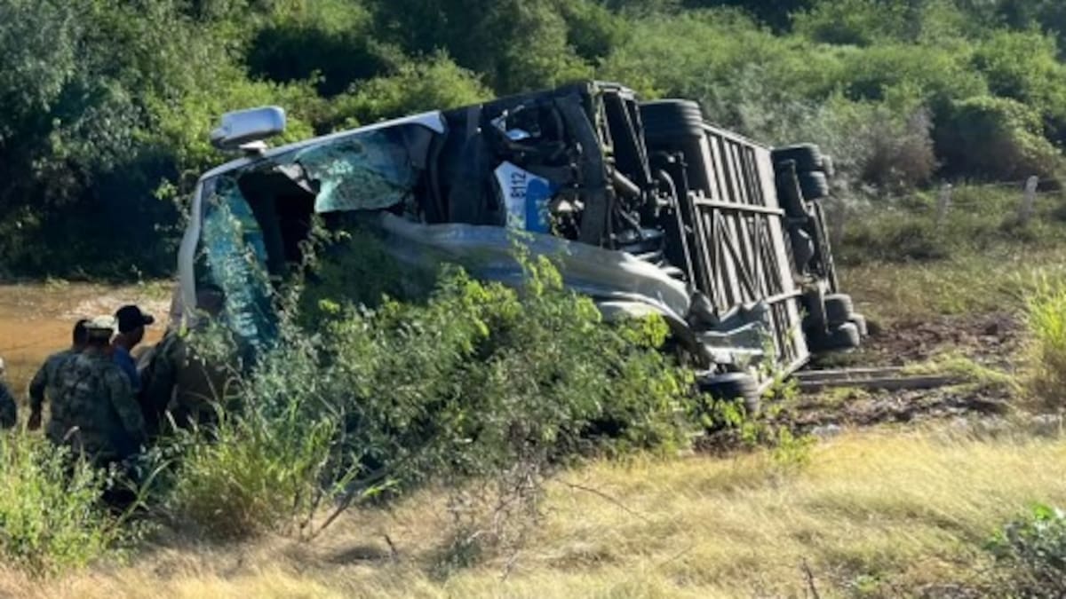 Dos muertos y siete heridos por la volcadura de un camión Omnibus en la carretera Guaymas-Ciudad Obregón