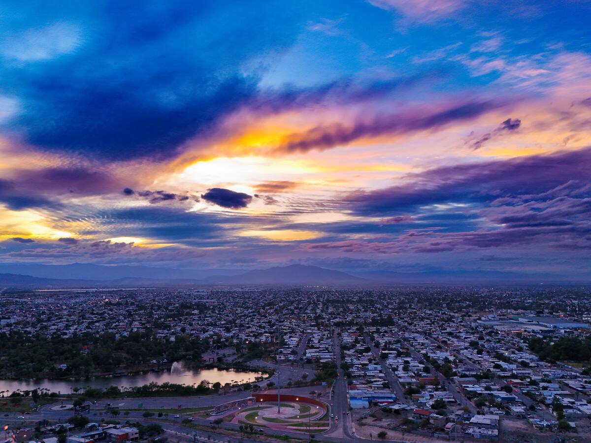 Un atardecer memorable iluminó la ciudad justo antes de los días lluviosos. Ya se apreciaba claramente la formación de las nubes que ya transformaban el cielo. Foto: Juan J. Morales