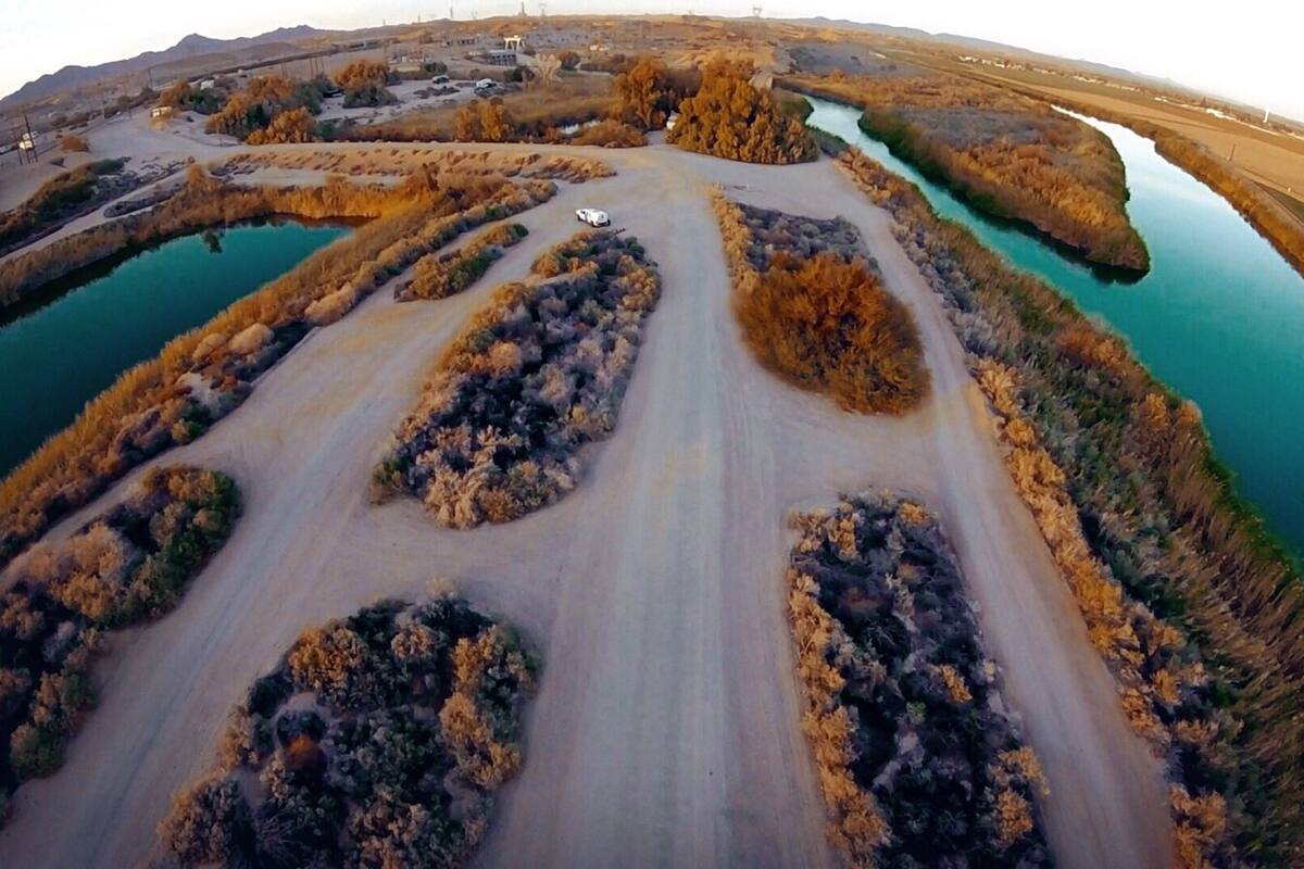 Rescatan a tres migrantes indios del Río Colorado