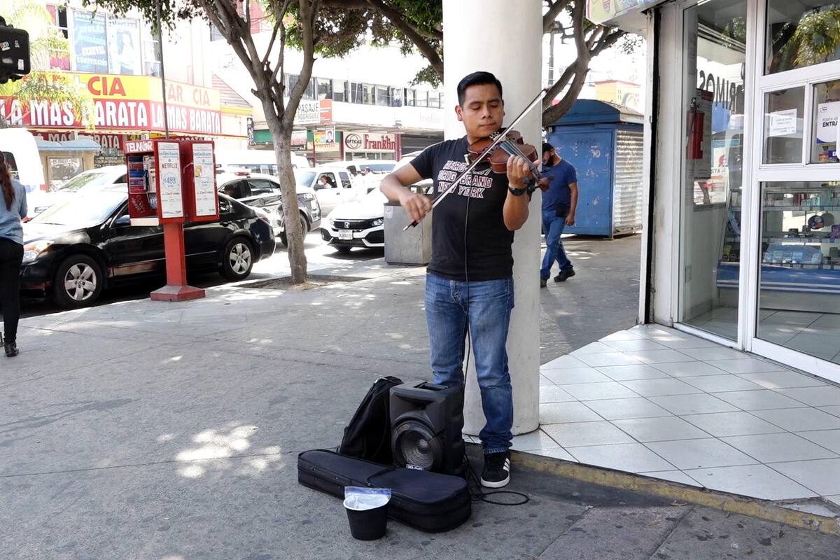 Cautiva violinista con su historia y recibe beca