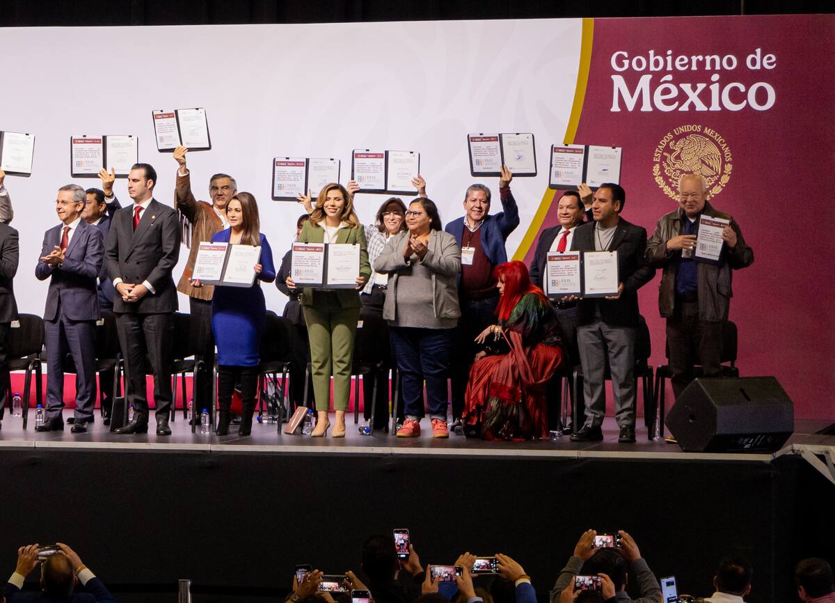 Durante el encuentro, participó en la firma del convenio entre alcaldesas, alcaldes y gobernantes estatales de todo México. | Foto: Cortesía