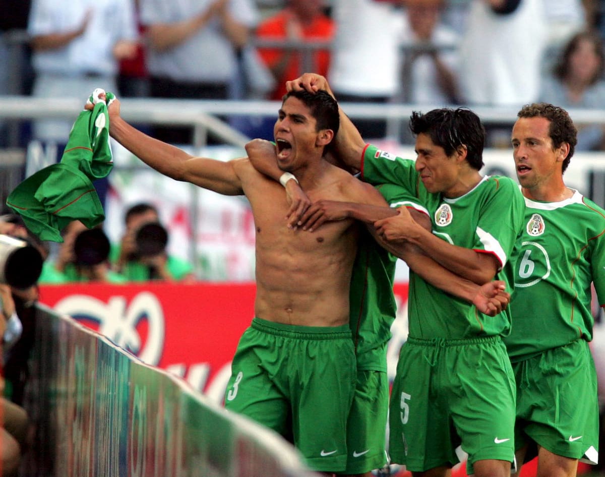 ROB17 HANNOVER (ALEMANIA), 26.06.05.- El jugador de la selección de México Carlos Salcido (i) celebra con sus compañeros el gol conseguido contra Argentina, durante el partido de semifinales de la Copa de las Confederaciones que ambos equipos disputaron en Hannover, Alemania, hoy domingo 26 de junio. EFE/Robert Ghement (EMBARGO: El uso de esta imagen en internet y dispositivos móviles está sujeto a los términos y condiciones de la FIFA).