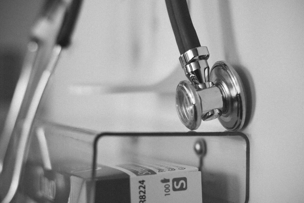 Médico del IMSS es despedido tras denunciar falta de equipo para atender Covid-19