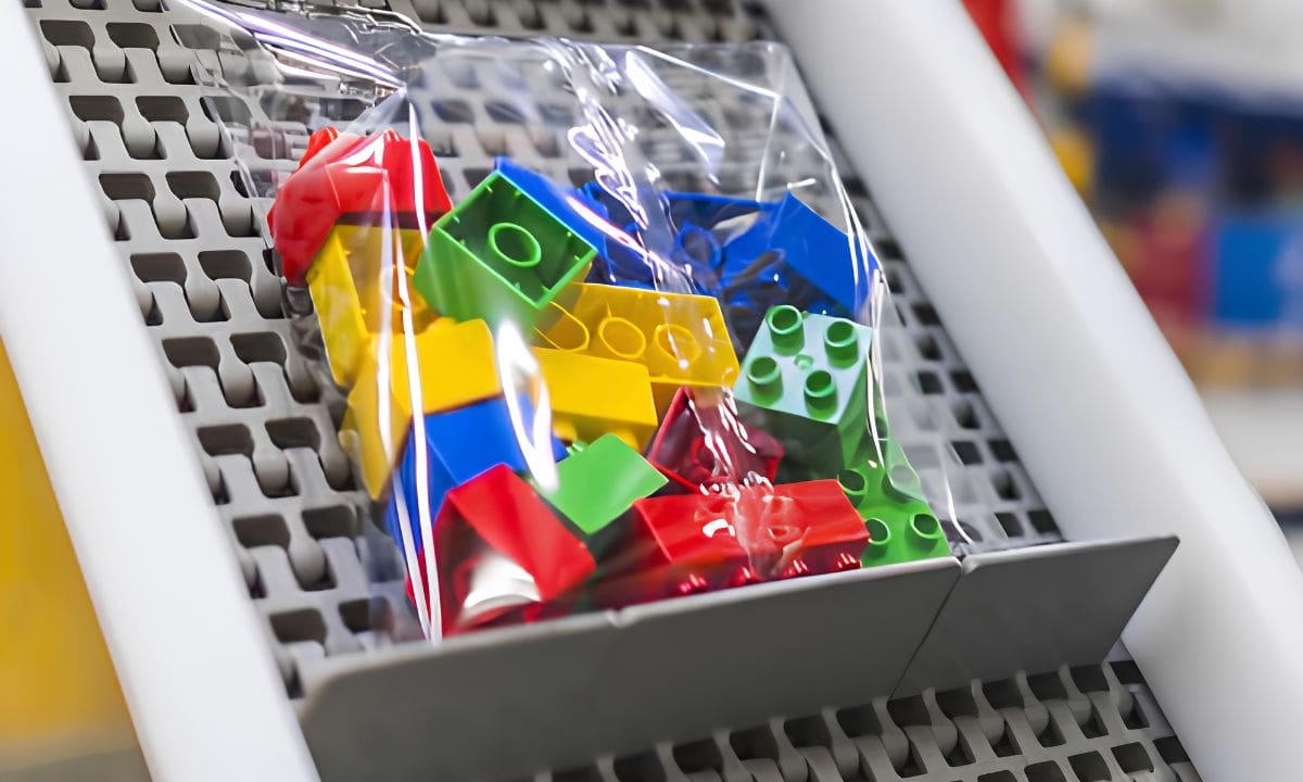 Las vacantes publicadas incluyen posiciones administrativas y especializadas, así como puestos relacionados directamente con las operaciones de fabricación y logística. Foto: Lego