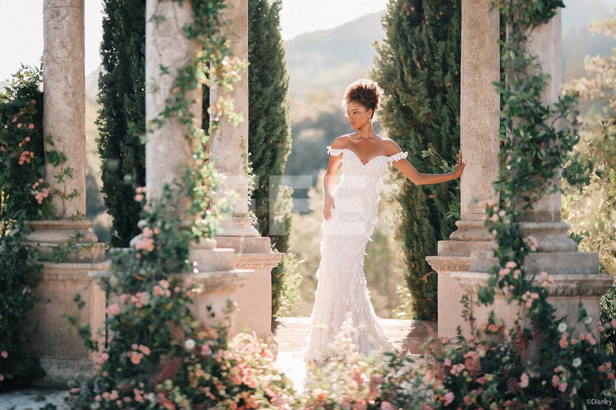 USA294. MIAMI (FL, EEUU), 31/01/2025.- Fotografía sin fecha cedida por Disney de una modelo luciendo el traje de novias de Tiana en un refinado tono champán y su silueta entallada, que forma parte de los 22 diseños inspirados en las princesas de Disney. Disney anunció este viernes una espectacular colección de vestidos de novia para 2025, que rinde homenaje a sus queridas princesas, fruto de su colaboración con Allure Bridals, que llega a su sexto año de trabajo conjunto. EFE/Disney /SOLO USO EDITORIAL /NO VENTAS /SOLO DISPONIBLE PARA ILUSTRAR LA NOTICIA QUE ACOMPAÑA /CRÉDITO OBLIGATORIO