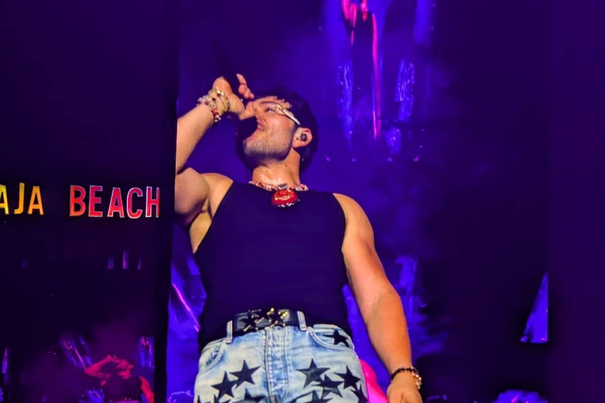 Tito Double P hace su presentación en el Baja Beach Fest 2025 en Playas de Rosarito