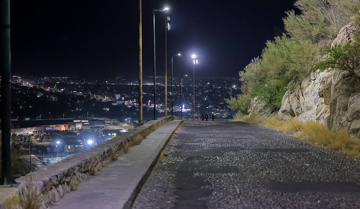 Habitantes de las colonias cercanas ven necesario dar mantenimiento a las calles que rodean el Cerro, especilamente la Cucurpe, que es el
único acceso.