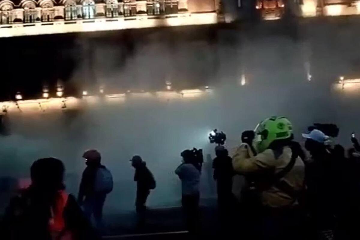 Encapuchadas intentan derribar vallas de Palacio Nacional tras Marcha del 25 N