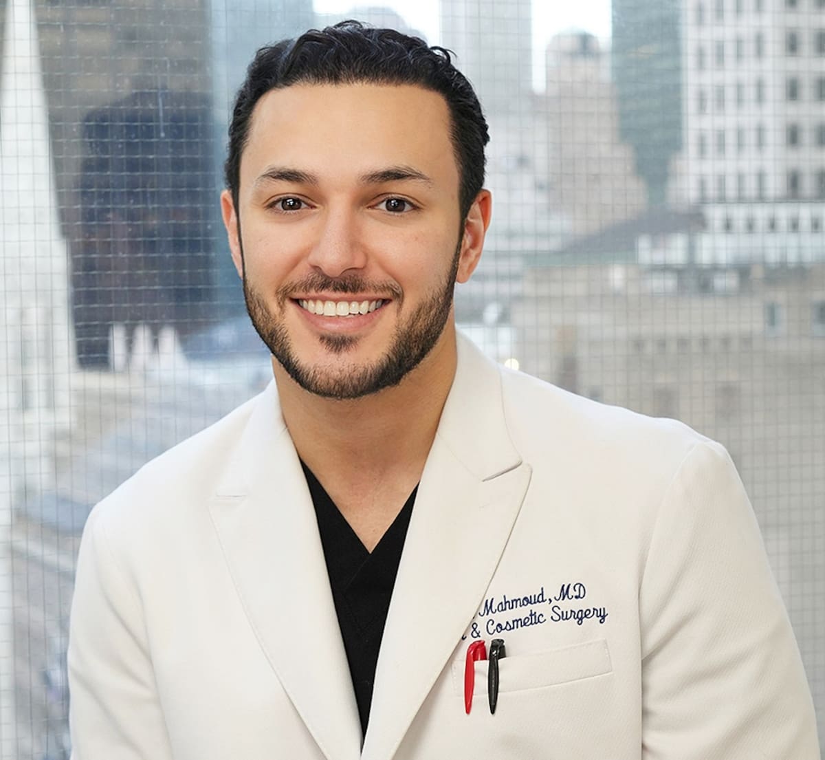 Ammar Mahmoud, cirujano plástico de Manhattan, enfrenta múltiples acusaciones de abuso físico y psicológico