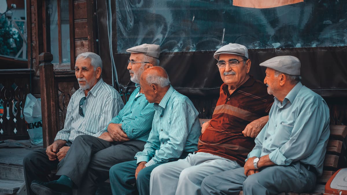 El modelo prioriza la convivencia diaria como respuesta al aislamiento en la vejez. |Foto: Canva