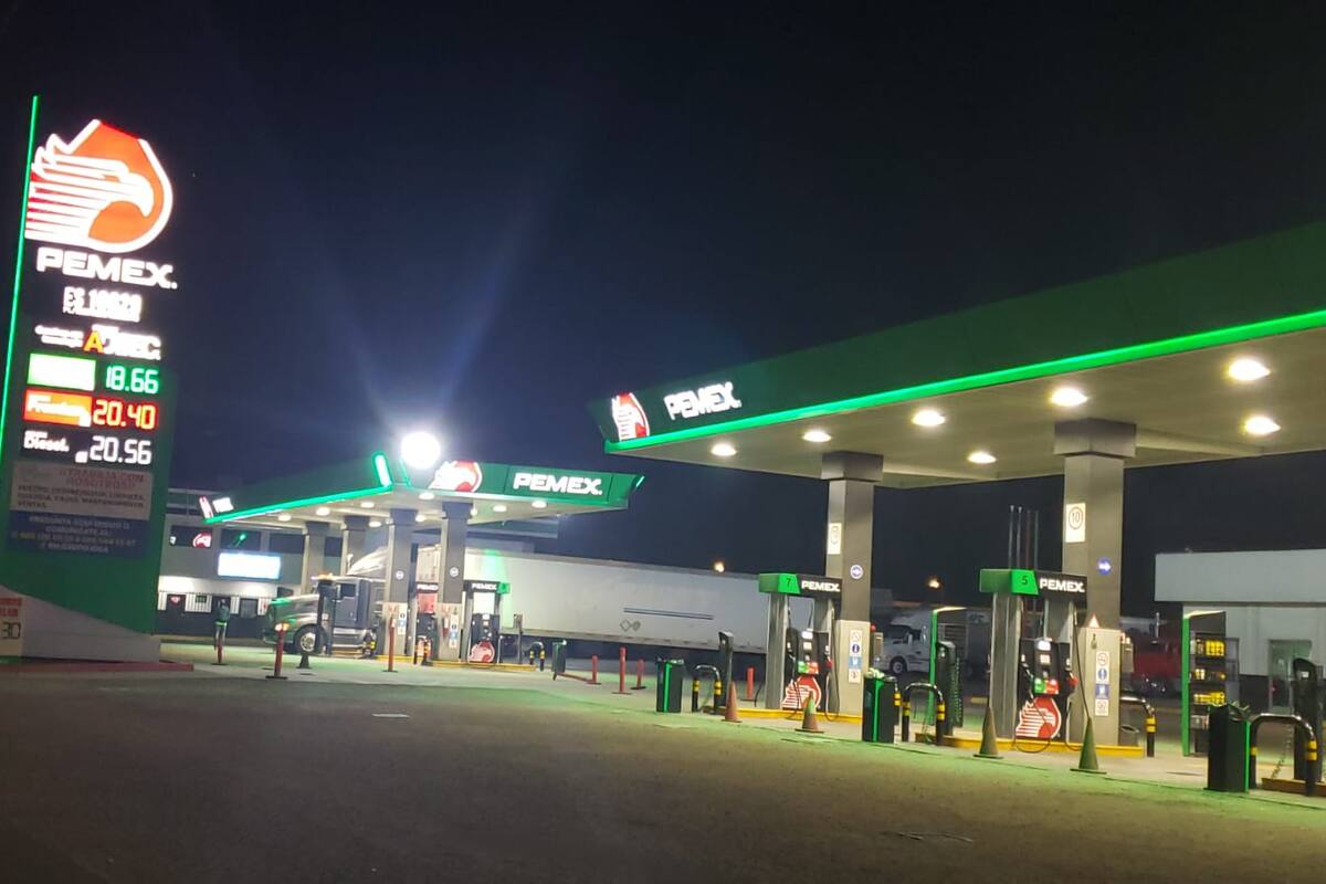 Empleado de gasolinera deposita casi 100 mil pesos a extorsionadores
