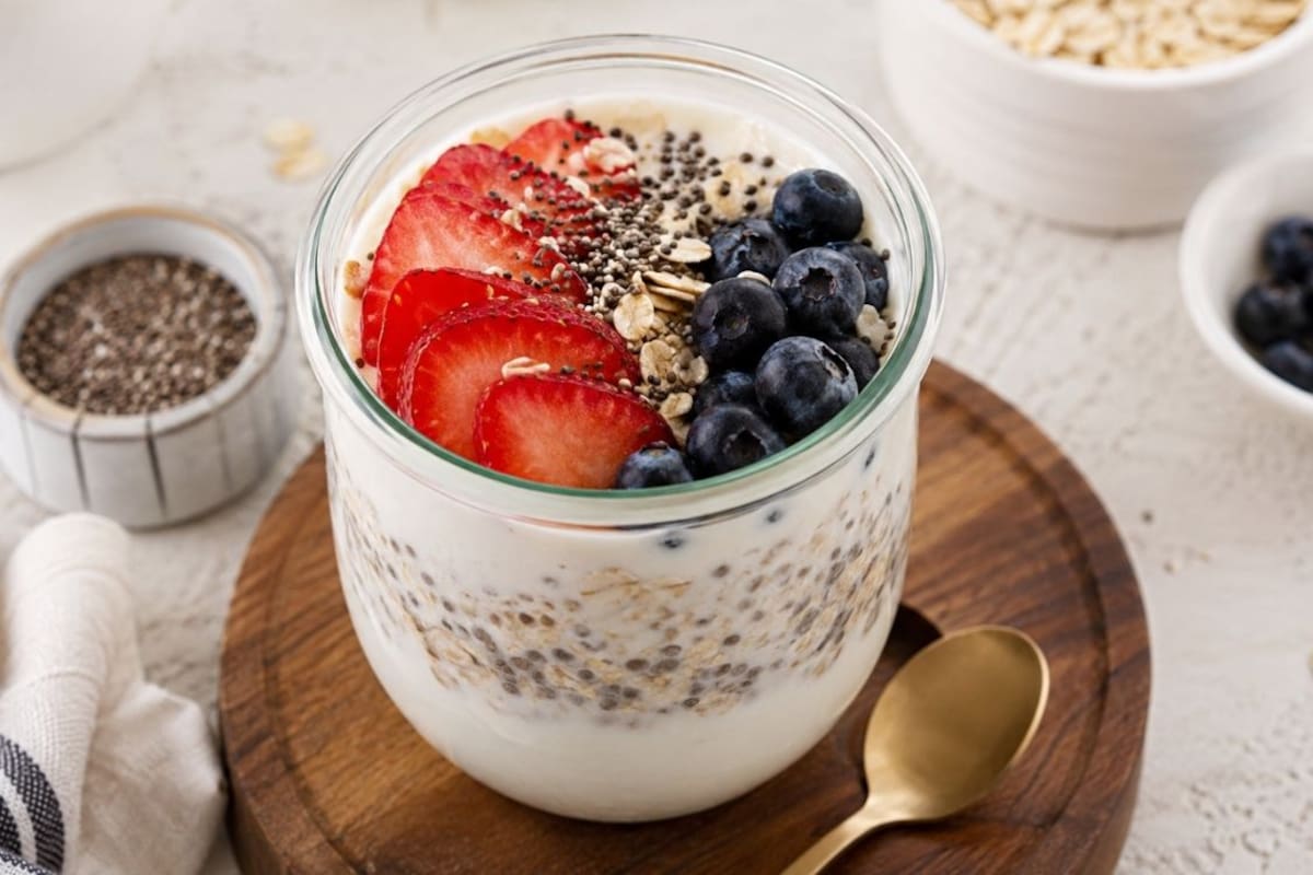 Cómo preparar avena ‘trasnochada’ sin hervir con yogurt griego, fruta y chía: receta fácil que puede aportar cerca de 30 gramos de proteína