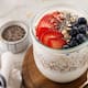 Cómo preparar avena ‘trasnochada’ sin hervir con yogurt griego, fruta y chía: receta fácil que puede aportar cerca de 30 gramos de proteína