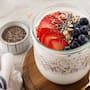 Cómo preparar avena ‘trasnochada’ sin hervir con yogurt griego, fruta y chía: receta fácil que puede aportar cerca de 30 gramos de proteína