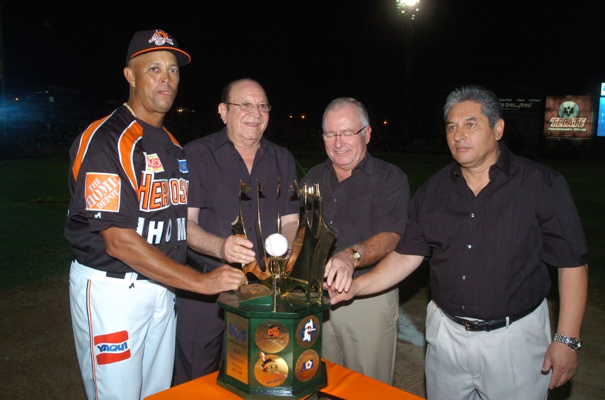 León Lerma junto al manager de Naranjeros, Lorenzo Bundy, el Presidente del Club, el Ing. Enrique Mazón Rubio y el Gerente General de Naranjeros, Juan Aguirre durante la inauguración de la temporada 2007-08, posando junto al trofeo del campeonato obtenido en la temporad aanterior. (Foto: Archivo GH)