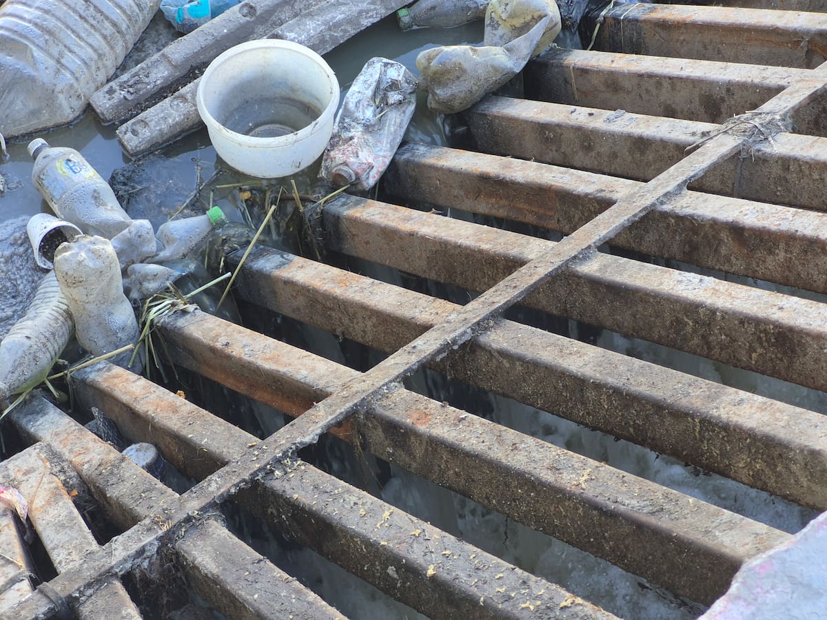El desarenador pluvial de la colonia Niños Héroes Este acumula basura, lodo y otros residuos debido al flujo de aguas que reciben los vecinos. Foto: Michelle Castillo