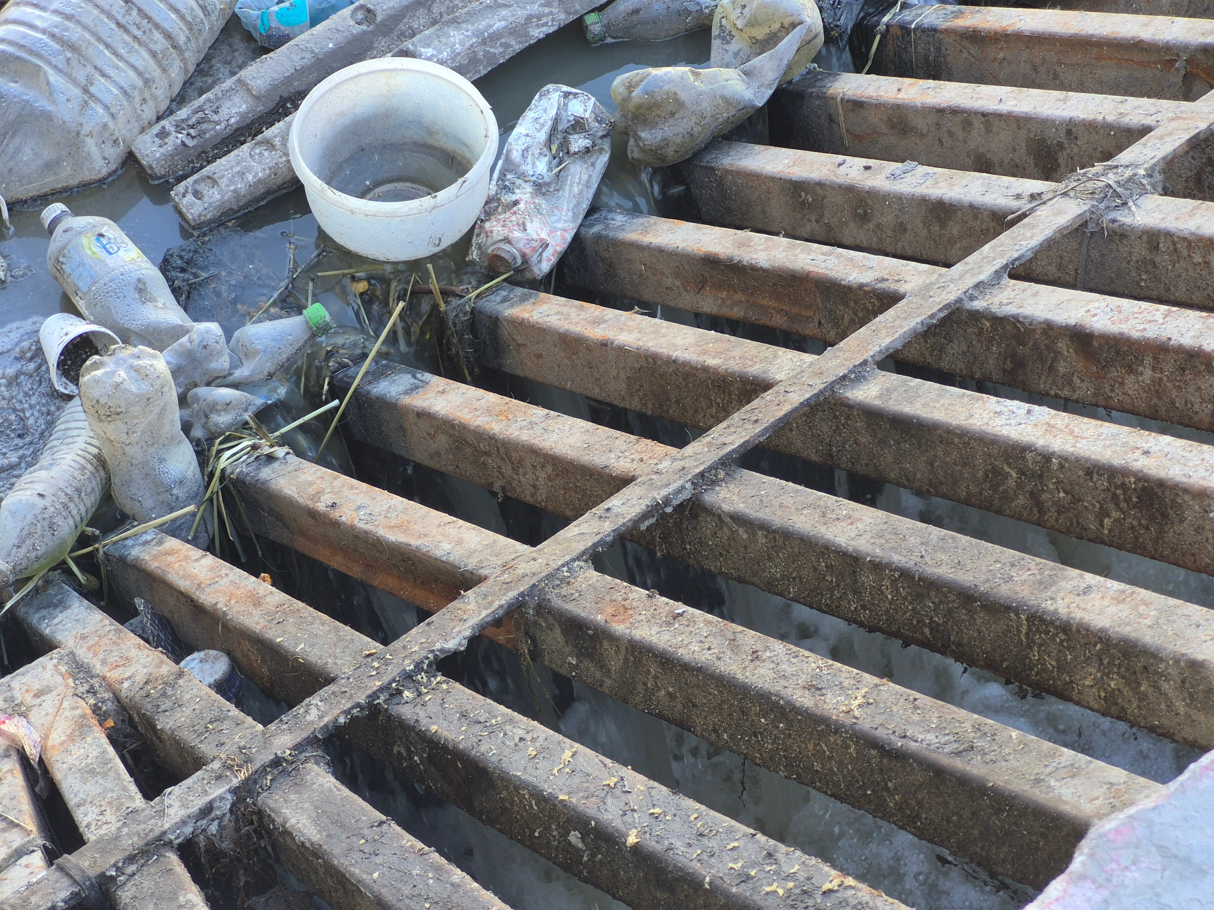 El desarenador pluvial de la colonia Niños Héroes Este acumula basura, lodo y otros residuos debido al flujo de aguas que reciben los vecinos. Foto: Michelle Castillo