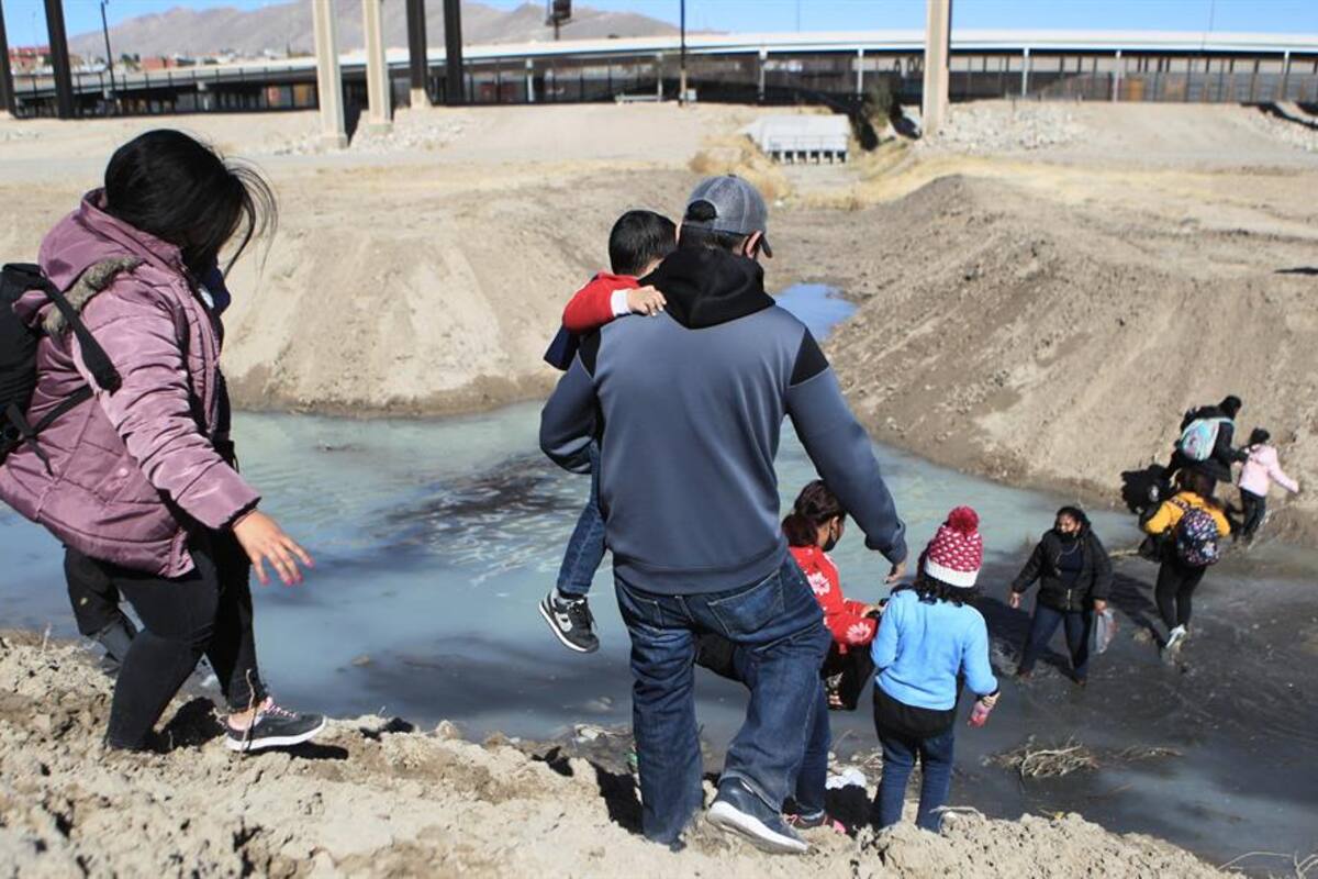 Funcionarios de Joe Biden visitan frontera EU-México ante aumento de migración