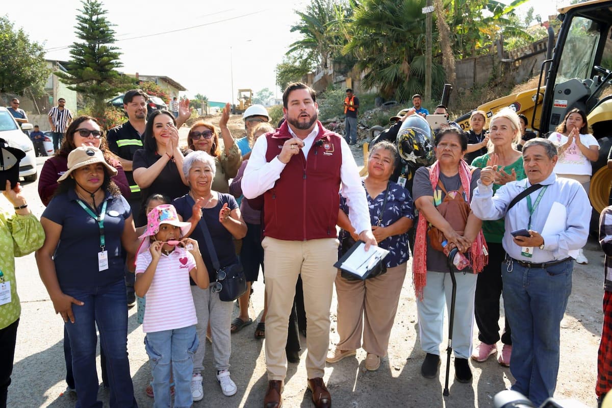 Rehabilitan calle en Valle Vista