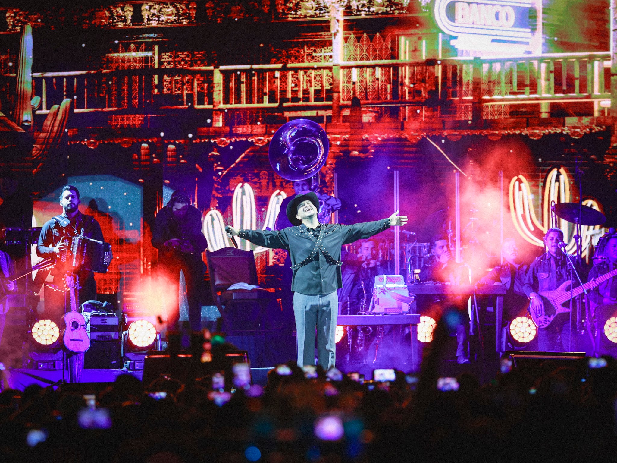 Edén Muñoz amenizó el festejo patrio en el Centro Cívico, donde cientos de asistentes disfrutaron de su música, acordeón y espectáculo entre banderas y sombreros. Foto: Juan J. Morales.