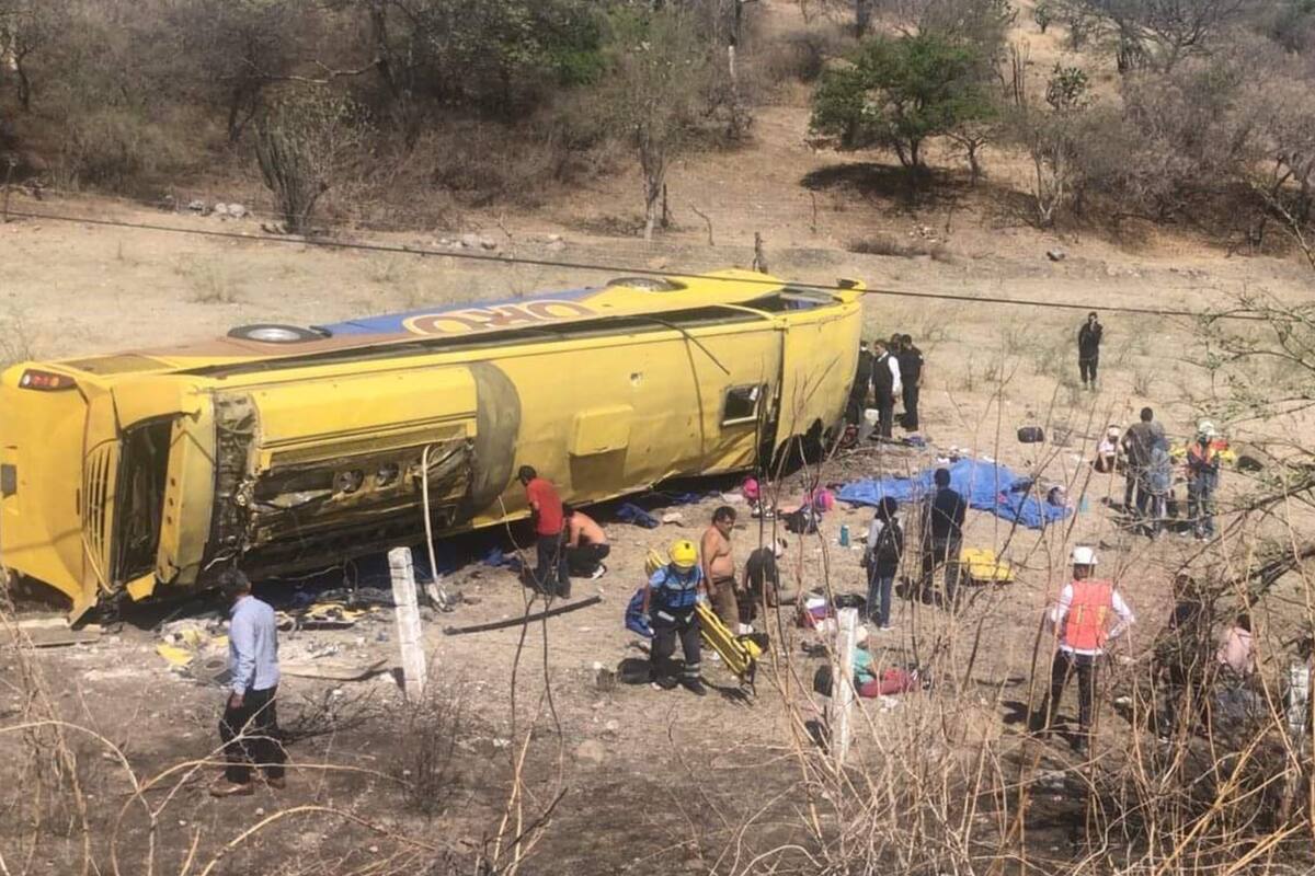 Volcadura de autobús en Puebla deja 6 muertos y 20 heridos