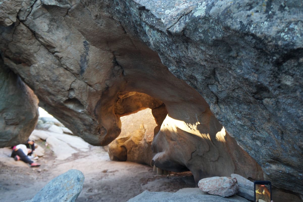 Cerca de 300 personas observan el Solsticio de Invierno en El Vallecito