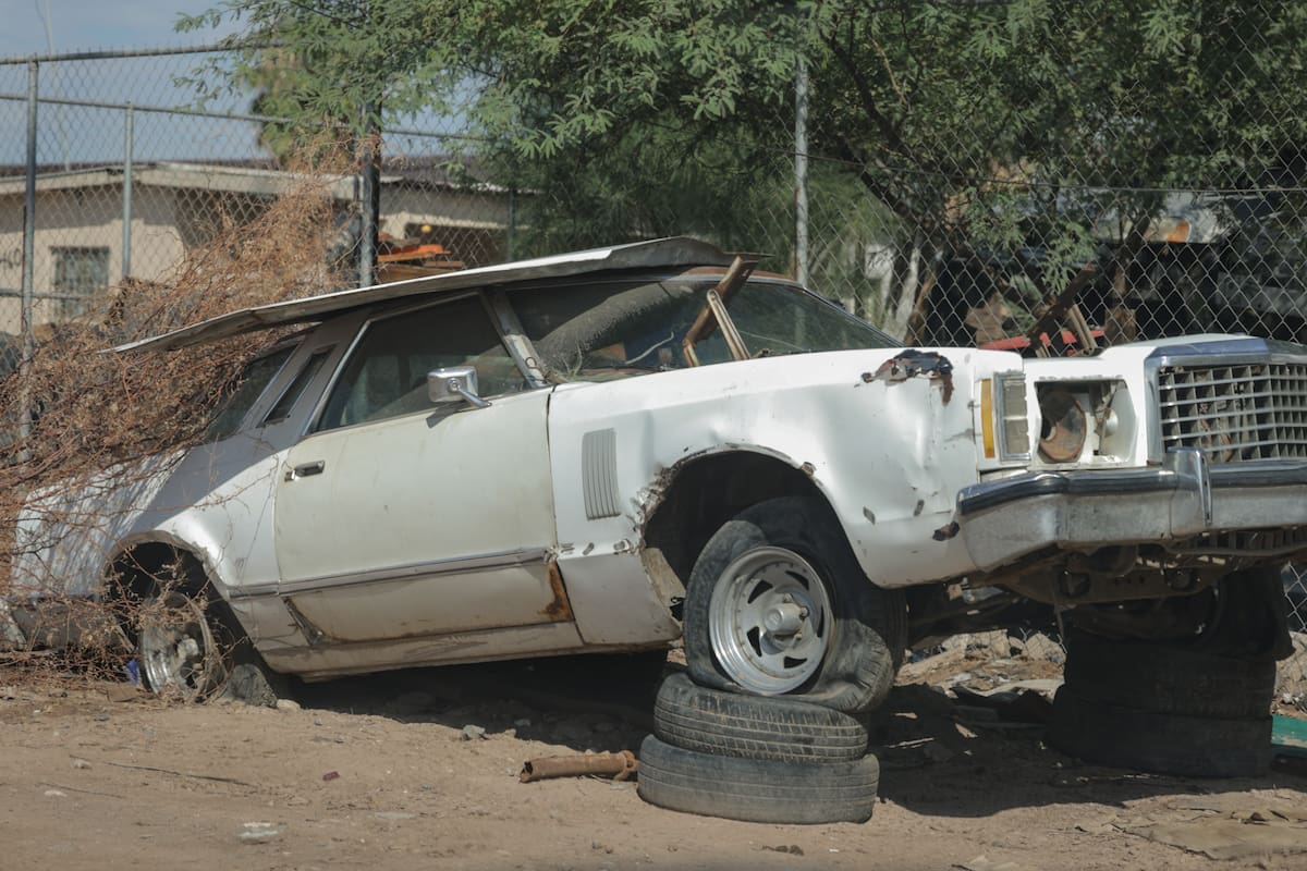 Calles tomadas por autos abandonados, así afectan la imagen urbana