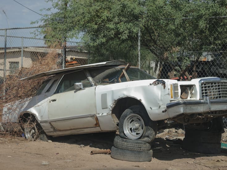 Calles tomadas por autos abandonados, así afectan la imagen urbana