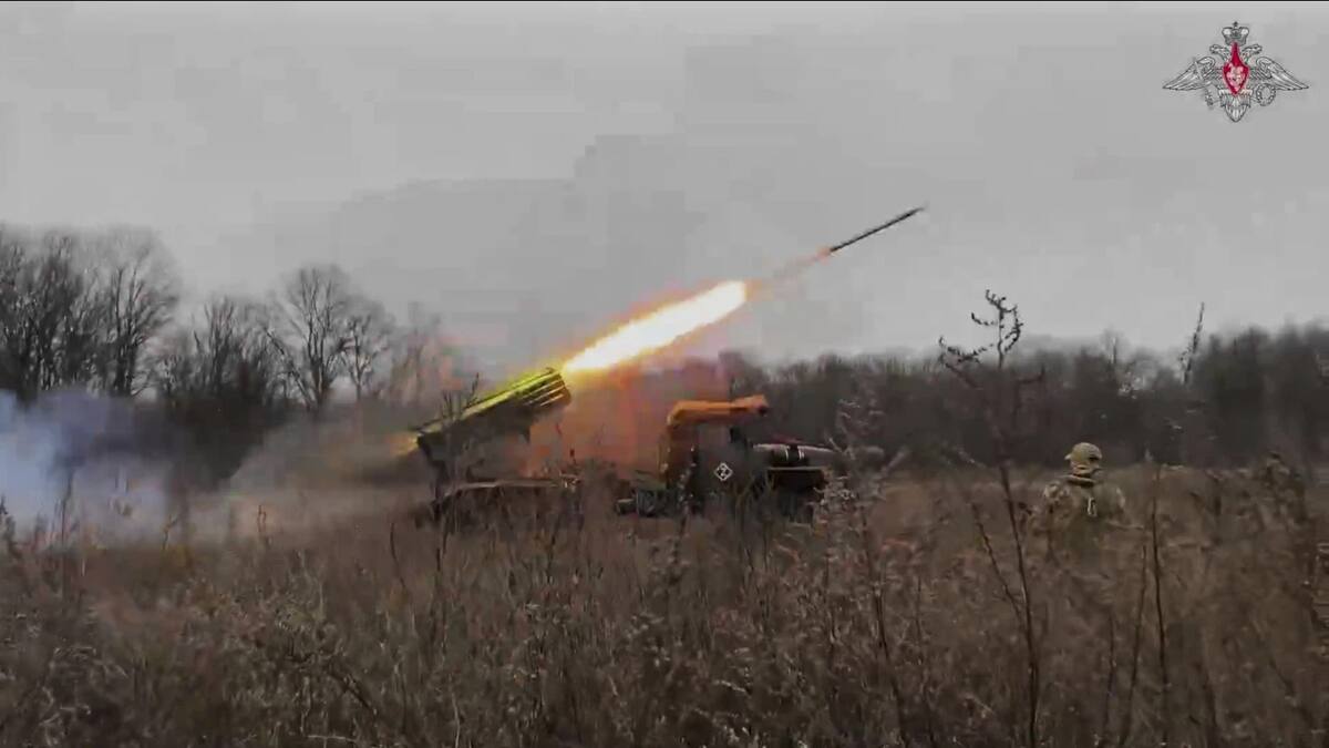 En esta foto tomada de un video distribuido por el Servicio de Prensa del Ministerio de Defensa de Rusia el miércoles 19 de marzo de 2025, un lanzacohetes múltiple autopropulsado ruso 'Grad' dispara hacia posiciones ucranianas en Ucrania. (Servicio de Prensa del Ministerio de Defensa de Rusia vía AP)