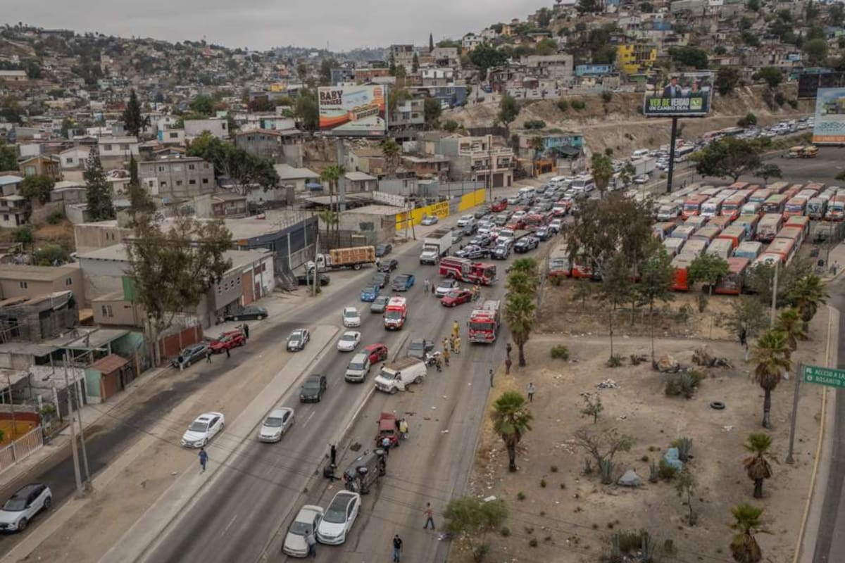 El accidente ocurrió a la altura de la llantera Jaramillo. Bomberos reportó 22 personas trasladadas a hospitales y ocho rescatadas de vehículos atrapados. Foto: Border Zoom