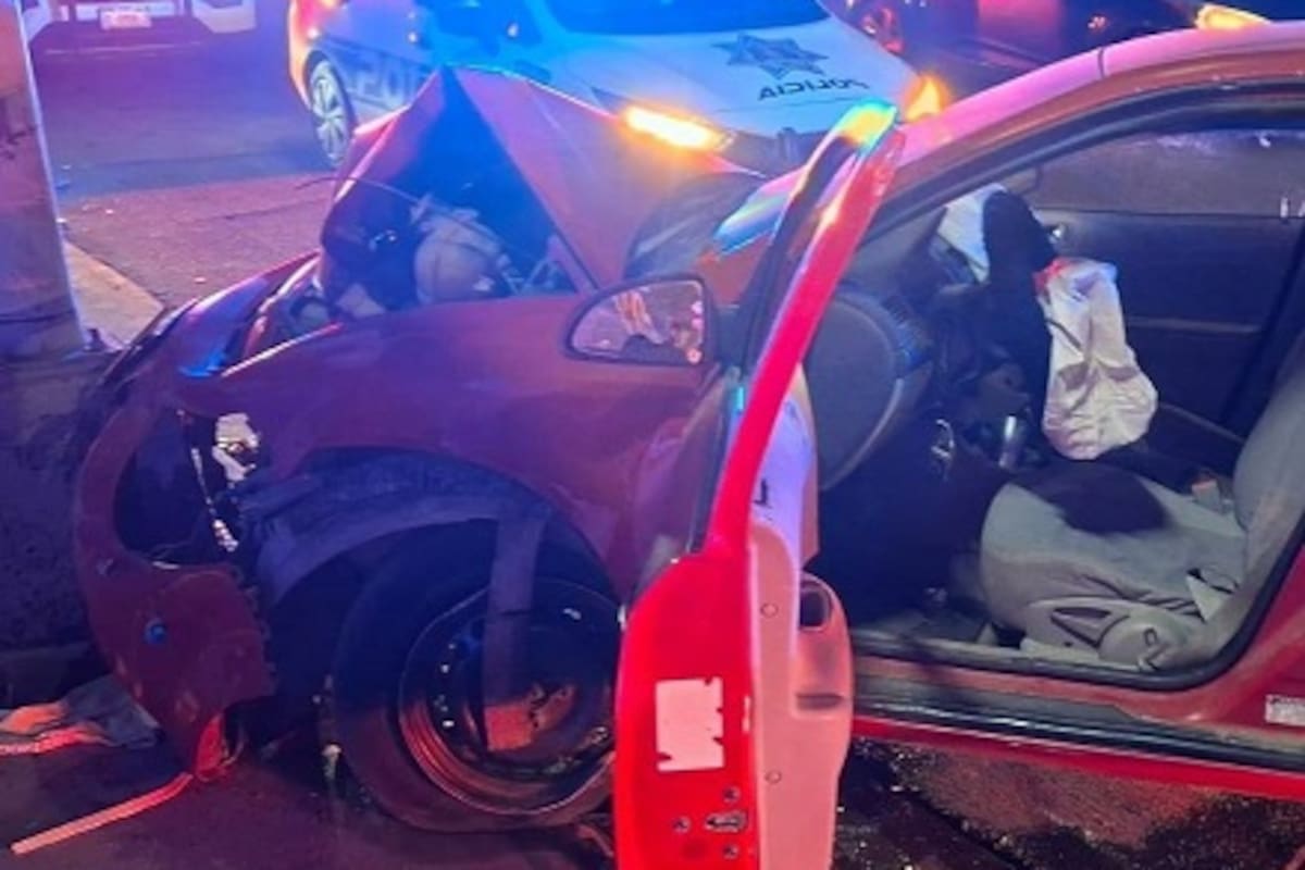 Conductor impacta su vehículo contra poste de luz mercurial y resulta ileso