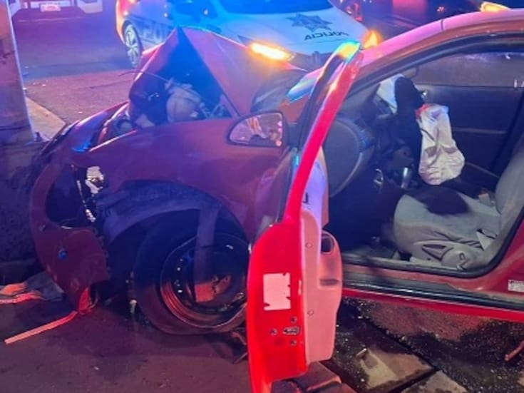 Conductor impacta su vehículo contra poste de luz mercurial y resulta ileso