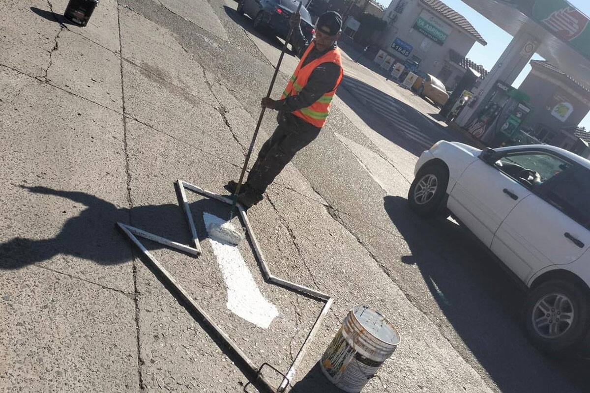 Restablecen doble circulación en transitada calle de Rosarito