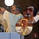 Sacerdote se vuelve viral durante misa en vivo tras aparecer con filtros de bigote, corona y gato | VIDEO