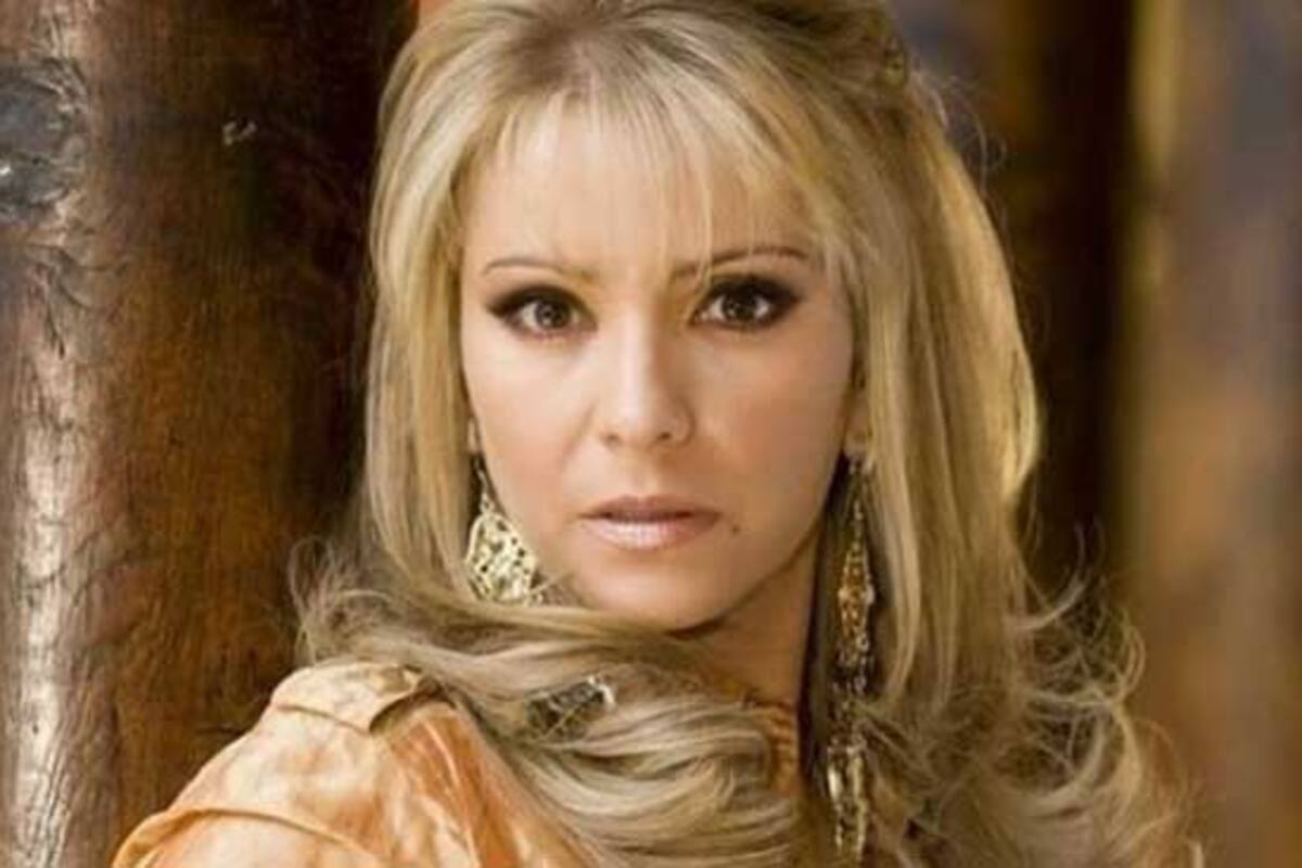 Daniela Castro muestra resolución de inocencia; tras ser acusada de robo