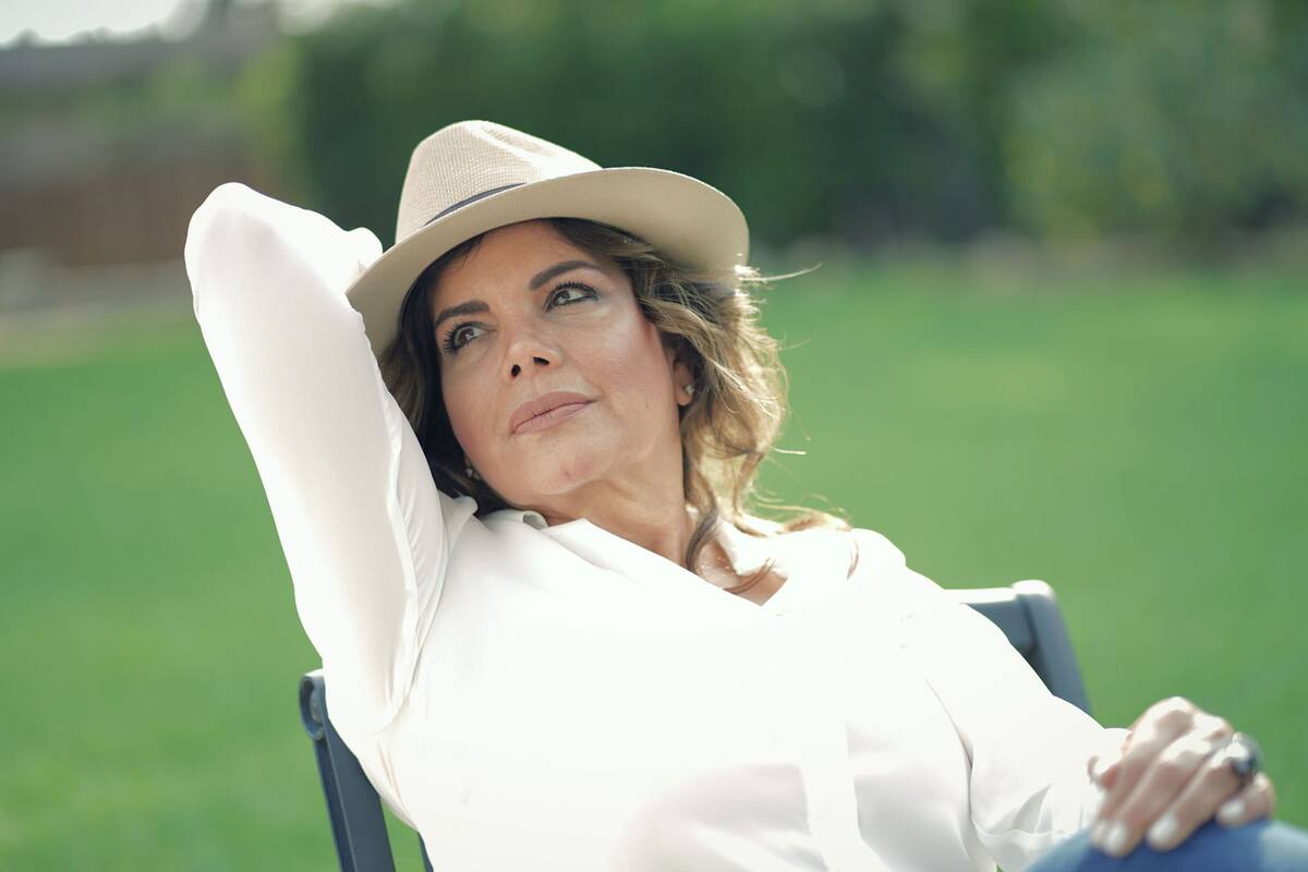 Amiga de Juan Gabriel publica libro con cartas para él