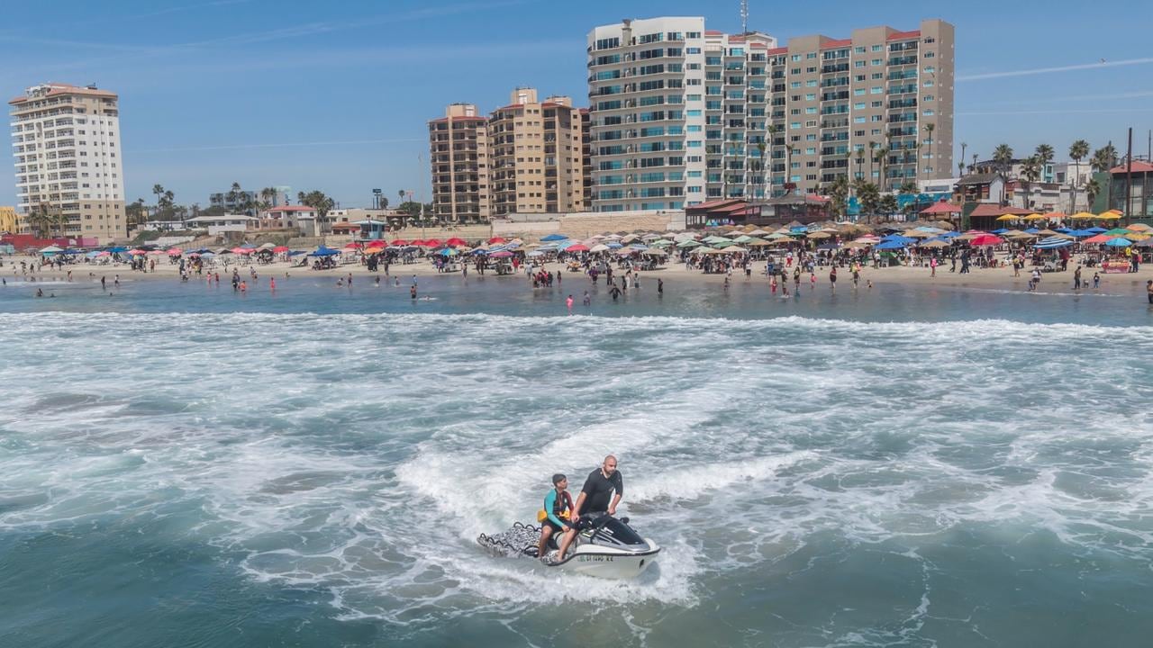 Las playas de Playas de Rosarito registraron alta afluencia de visitantes durante el periodo vacacional de Semana Santa, favorecida por las altas temperaturas. Foto: Border Zoom