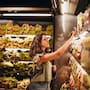 La mitad de los estadounidenses afirma que se salta comidas por los altos precios de los alimentos, mientras el costo de vida y la gasolina alimentan el descontento de los votantes antes de las elecciones de mitad de mandato