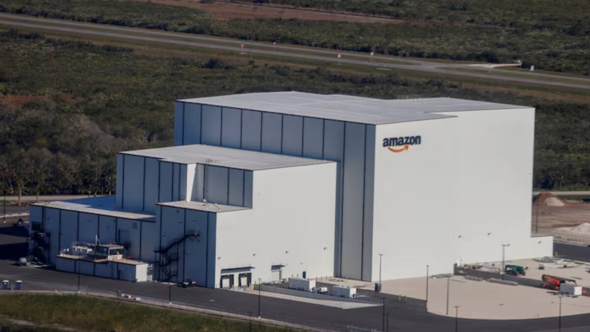 Amazon, la empresa del multimillonario Jeff Bezos, se prepara para lanzar sus primeros satélites de internet espacial. Foto: AP