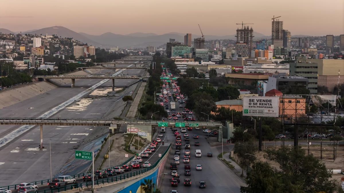 El flujo vehicular y de transporte público se intensificó este viernes 13 de febrero ante la proximidad del lunes feriado en Estados Unidos. Foto: Border Zoom
