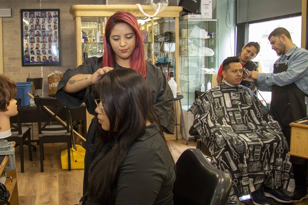 Peluqueros de NY ayudan a mejorar la salud mental de comunidad latina