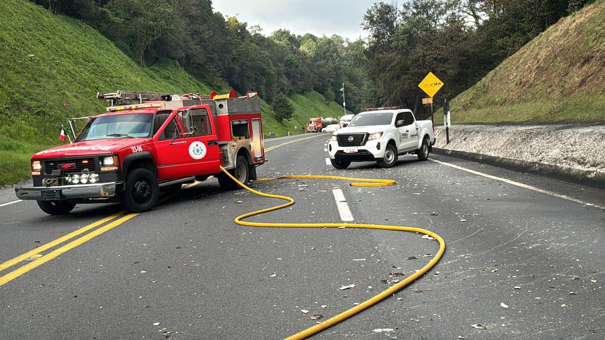 Accidente de pipa con combustible en la México-Tuxpan.