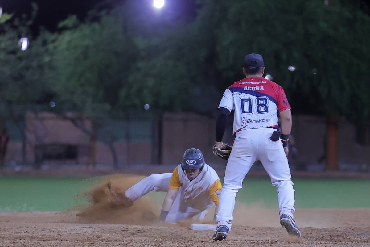 Cris Munguía, de Hotel Posada, llega barrido a segunda base.