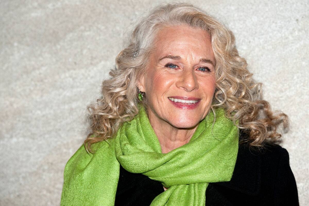 ARCHIVO - En esta foto del 30 de noviembre de 2011, Carole King asiste al encendido del árbol de Navidad en Rockefeller Center, en Nueva York. King será incorporada al Salón de la Fama del Rock & Roll el 30 de octubre de 2021. (AP Foto/Charles Sykes, Archivo)