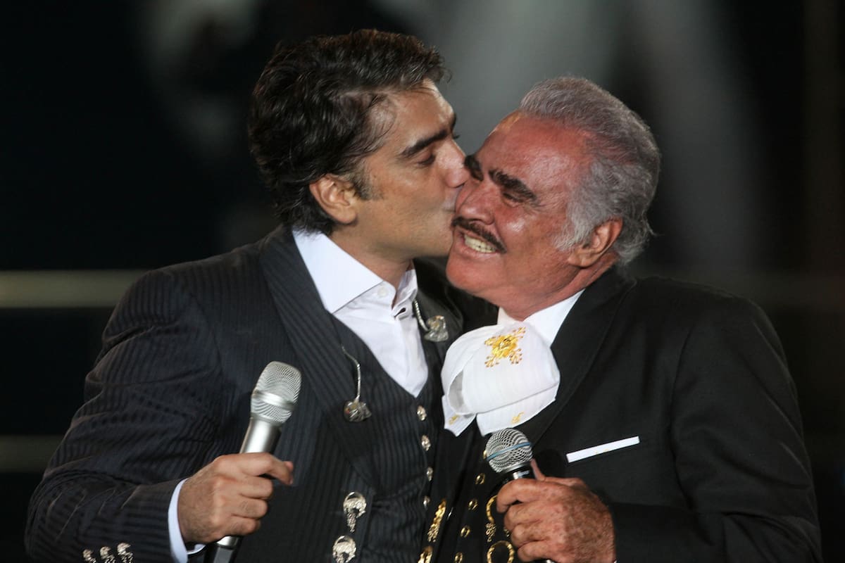 Alejandro Fernández comentó que, tras el luto por la pérdida de su padre, decidió retomar la lista de temas emblemáticos para cumplir el sueño que Vicente Fernández había comenzado a desarrollar.