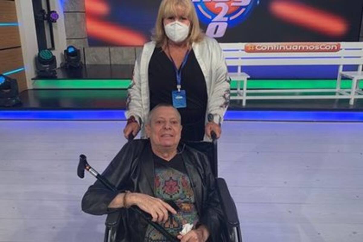 Festeja César Bono sus 50 años de trayectoria artística en silla de ruedas
