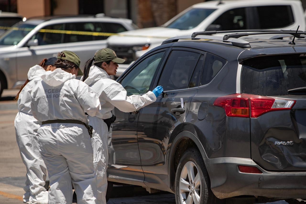El cuerpo de una persona con huellas de violencia fue encontrado dentro de una camioneta abandonada en una plaza comercial de la colonia Hipódromo. Foto: Border Zoom.