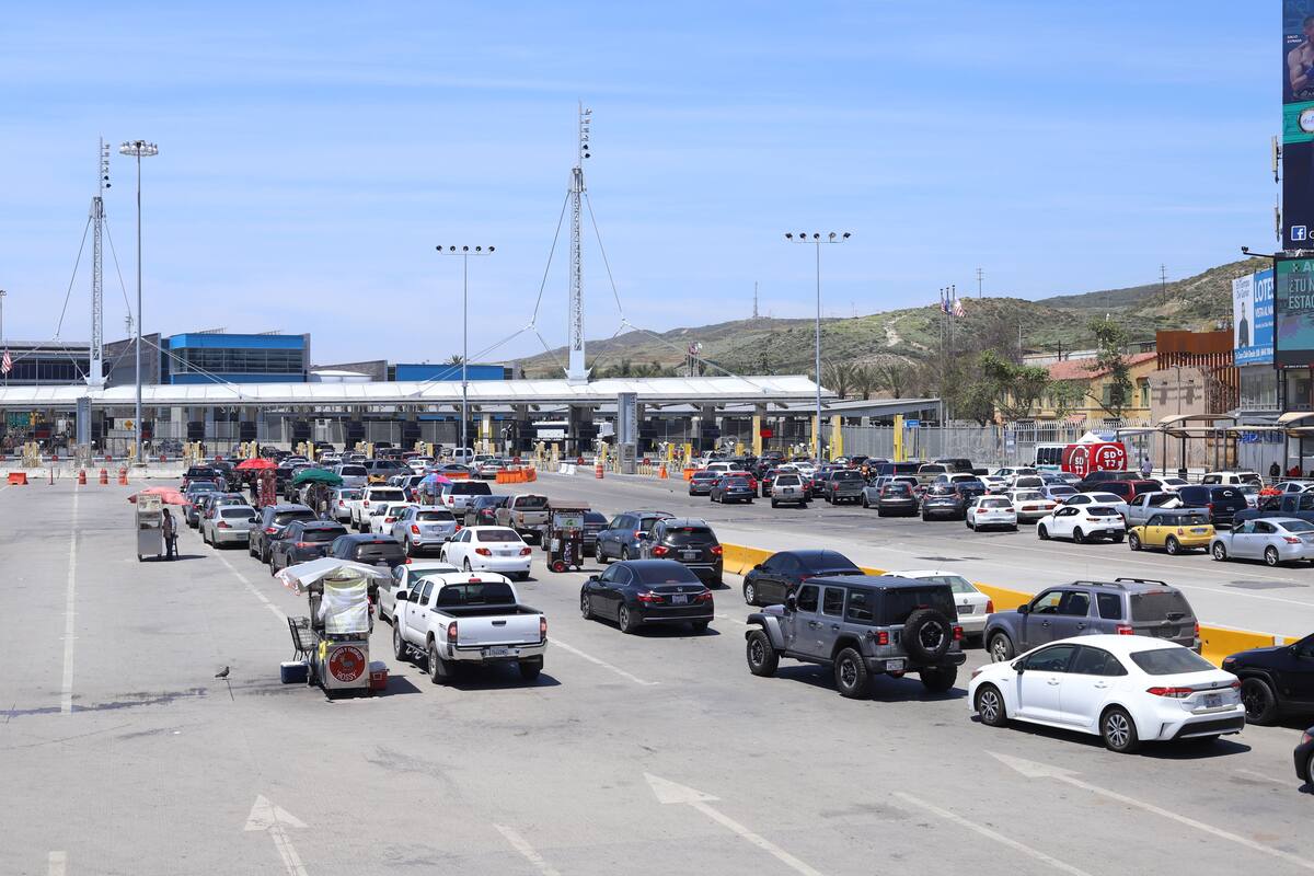 Mantienen restricciones en cruces fronterizos a EU