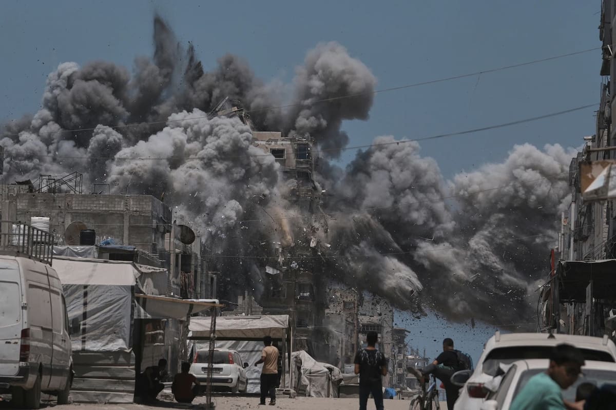 El humo se eleva al cielo tras el ataque israelí en la ciudad de Gaza, el domingo 1 de junio del 2025. | Crédito: AP/Jehad Alshrafi